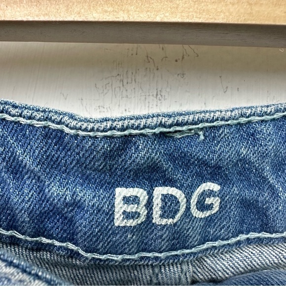 Bdg High Rise Erin Shortie Denim Stretch Five Pocket Zip Fly Jean Shorts 26 - Picture 3 of 7
